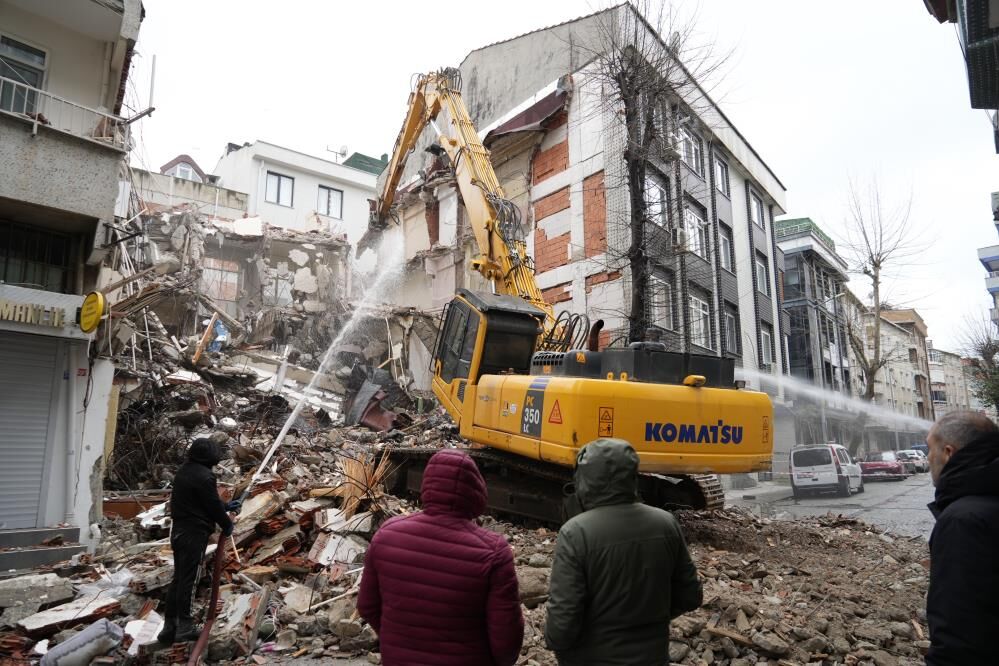 Yikim Ani Kamerada Riskli Binanin Kepcesi Bitisik Daireye Dalinca Mahalleli Korku Dolu (3)