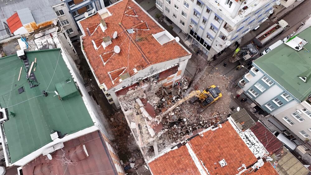 Yikim Ani Kamerada Riskli Binanin Kepcesi Bitisik Daireye Dalinca Mahalleli Korku Dolu (4)