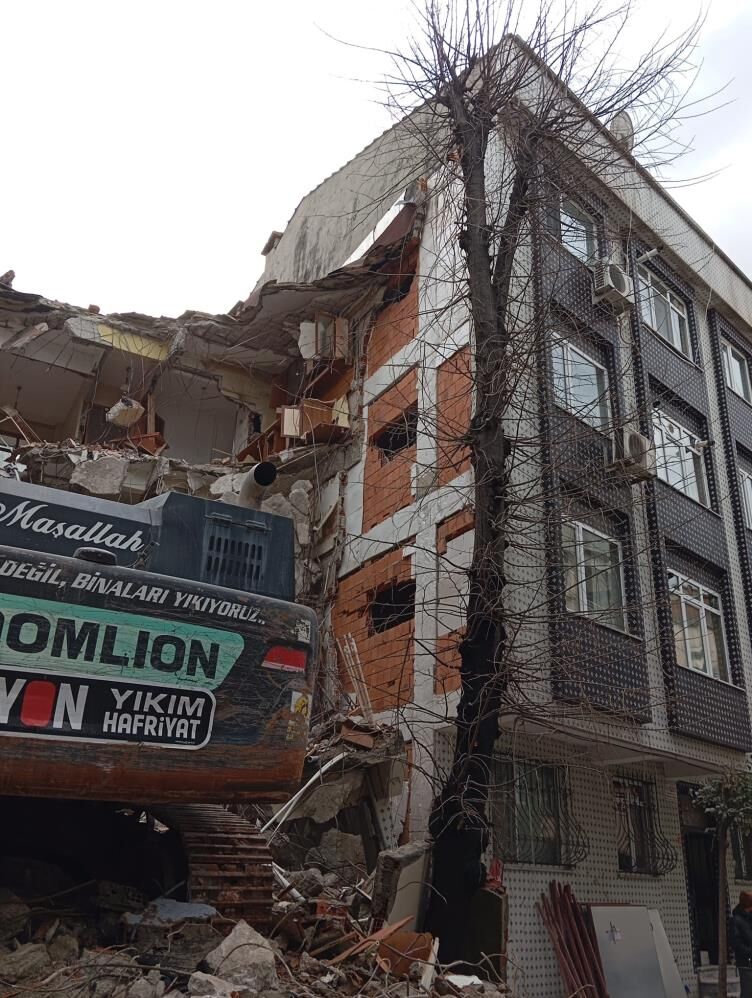 Yikim Ani Kamerada Riskli Binanin Kepcesi Bitisik Daireye Dalinca Mahalleli Korku Dolu (5)