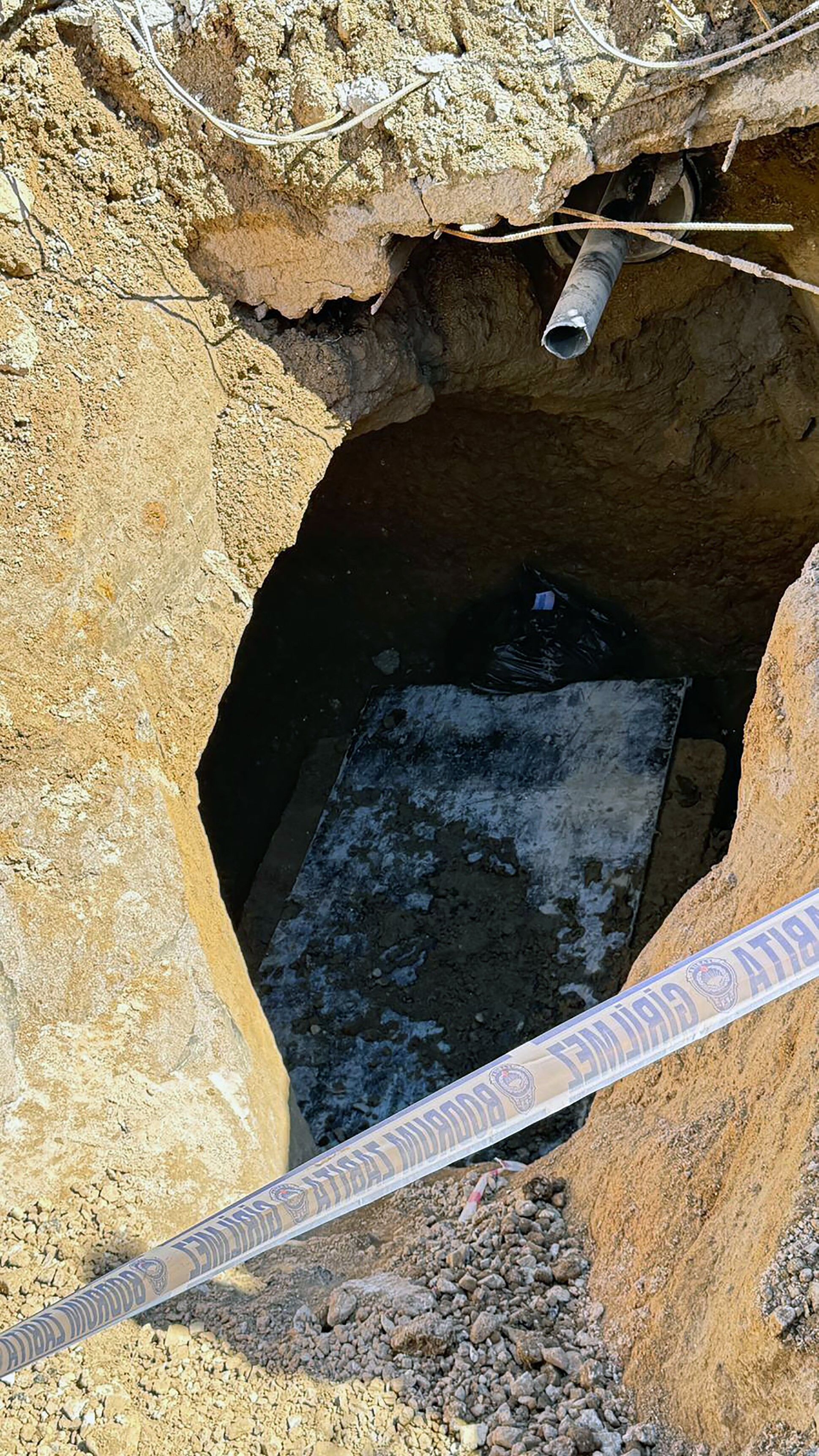 Yol Kazisinda Ortaya Cikti Ekipler Gozlerine Inanamadi (2)