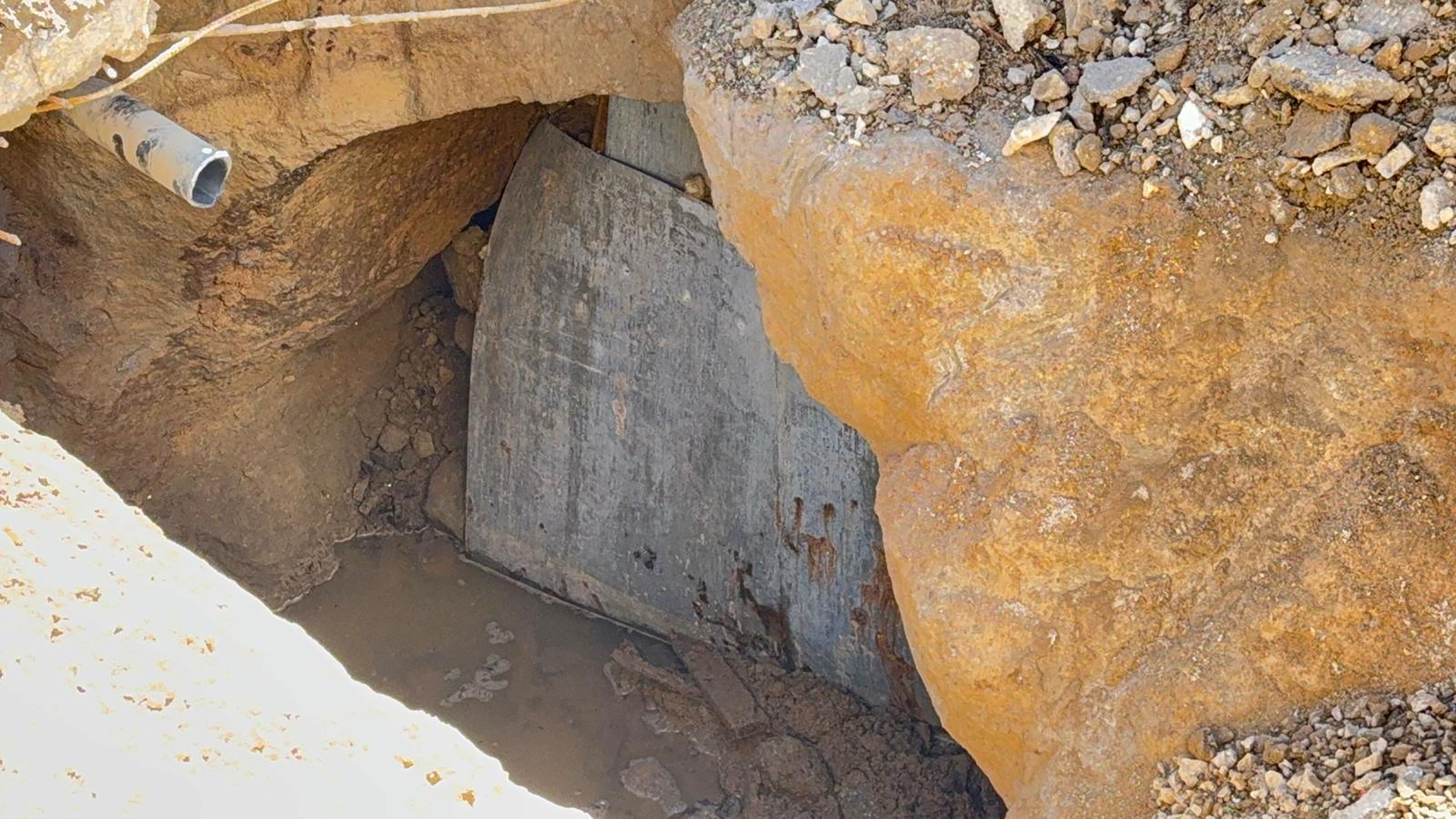 Yol Kazisinda Ortaya Cikti Ekipler Gozlerine Inanamadi (3)