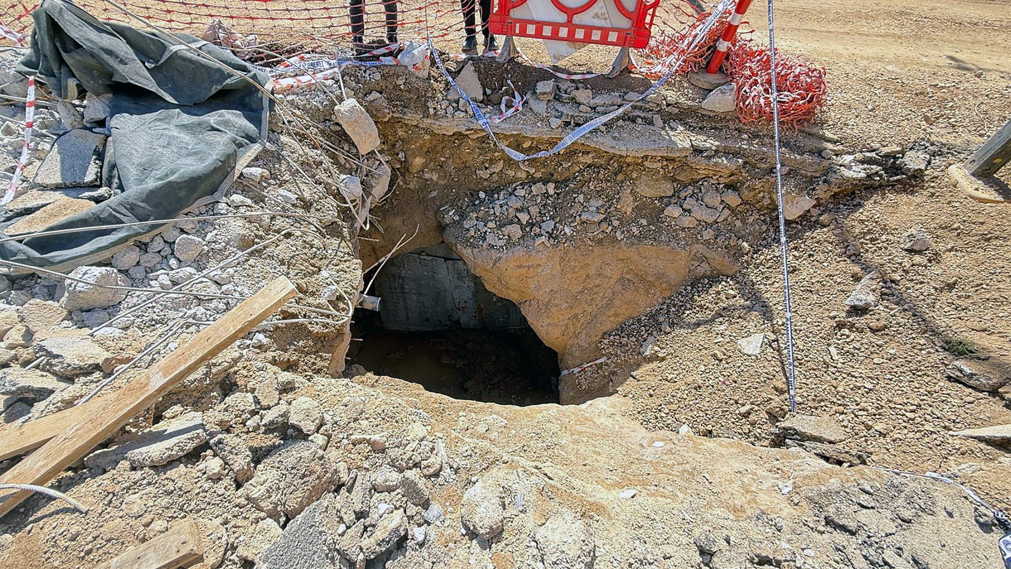 Yol Kazisinda Ortaya Cikti Ekipler Gozlerine Inanamadi (4)