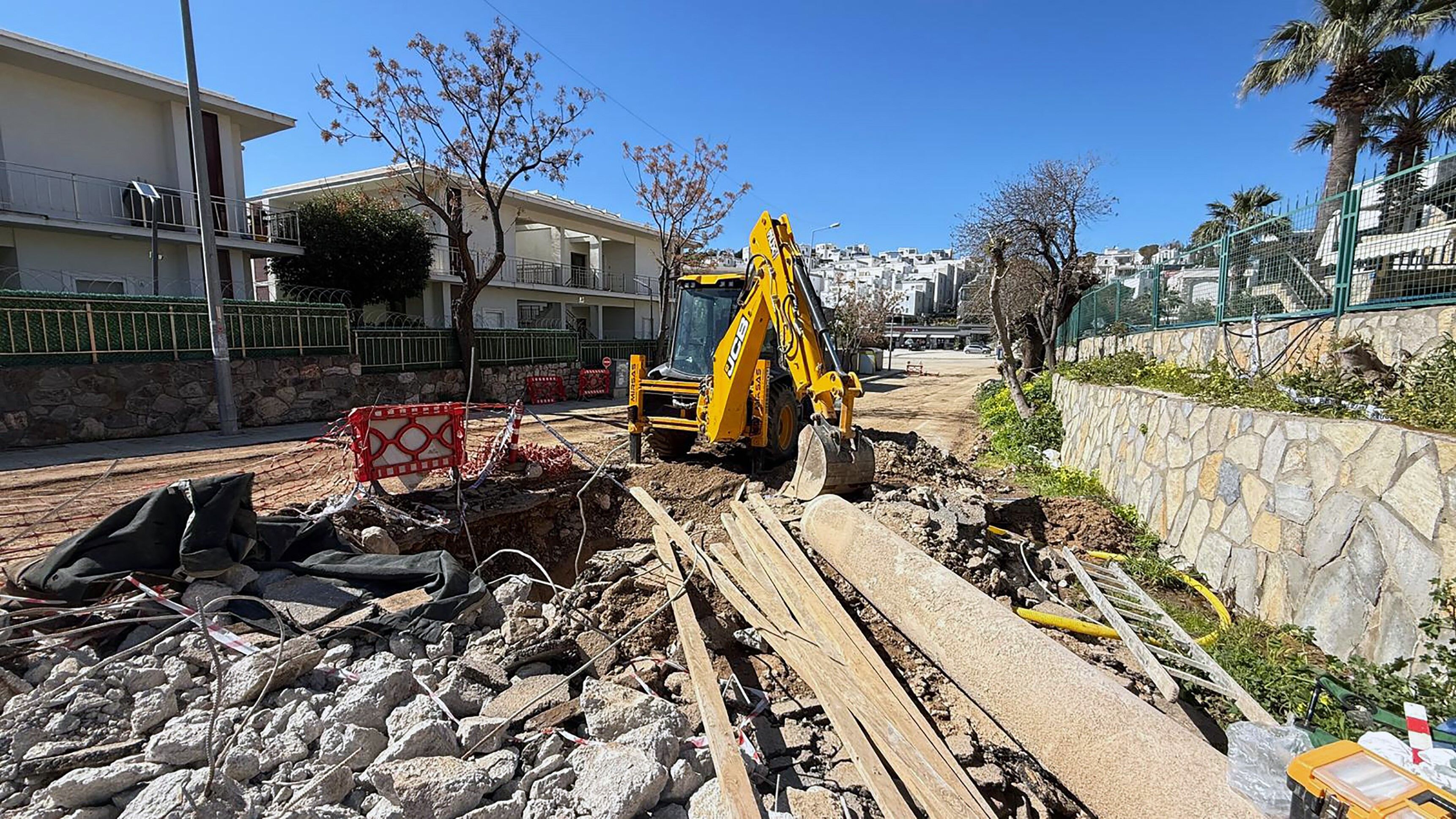 Yol Kazisinda Ortaya Cikti Ekipler Gozlerine Inanamadi (5)