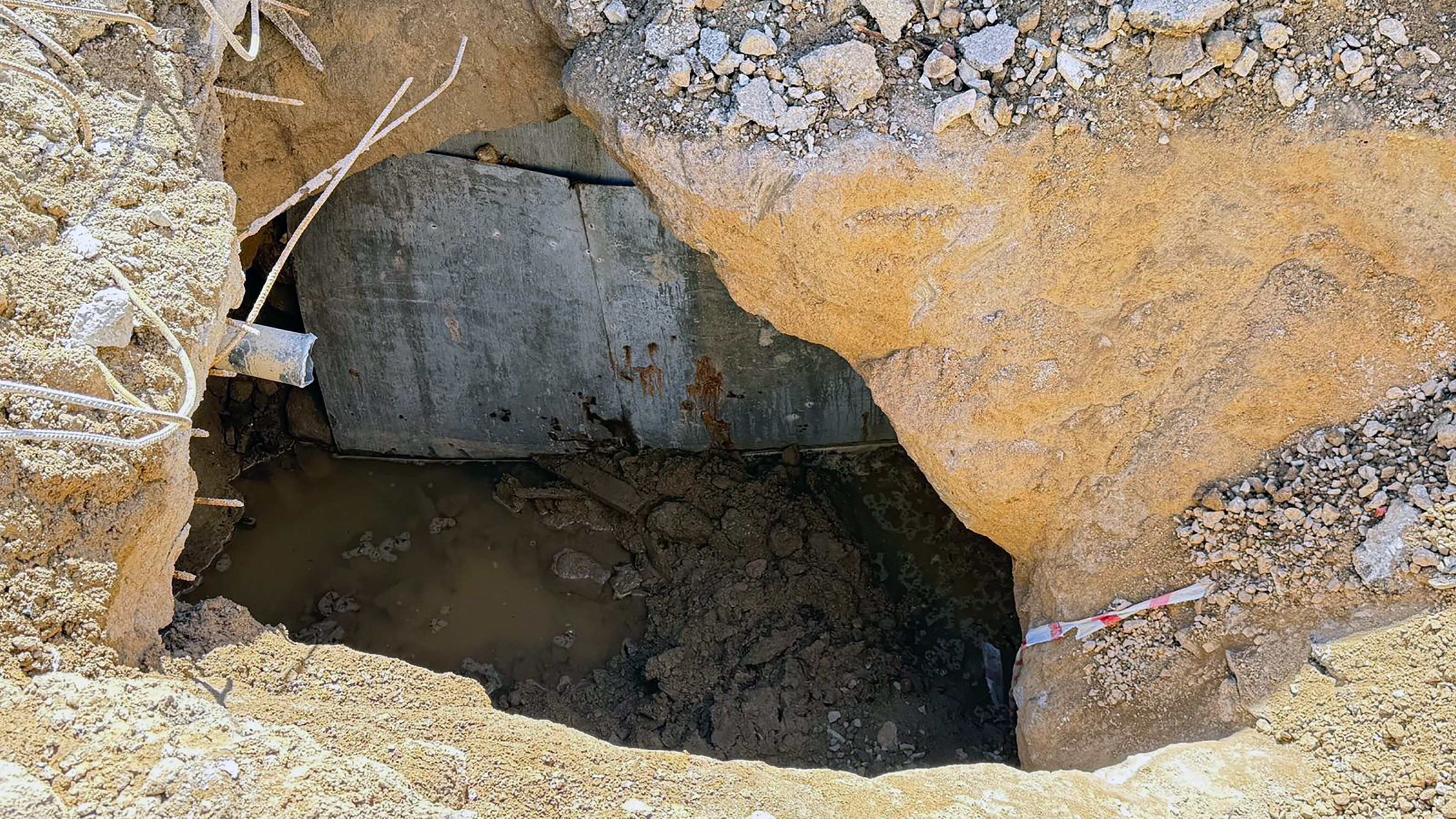 Yol Kazisinda Ortaya Cikti Ekipler Gozlerine Inanamadi (6)
