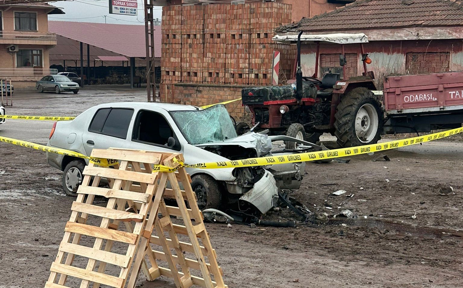 Yol Kenarinda Can Pazari Traktorle Carpisan Otomobil Paramparca Oldu (3)