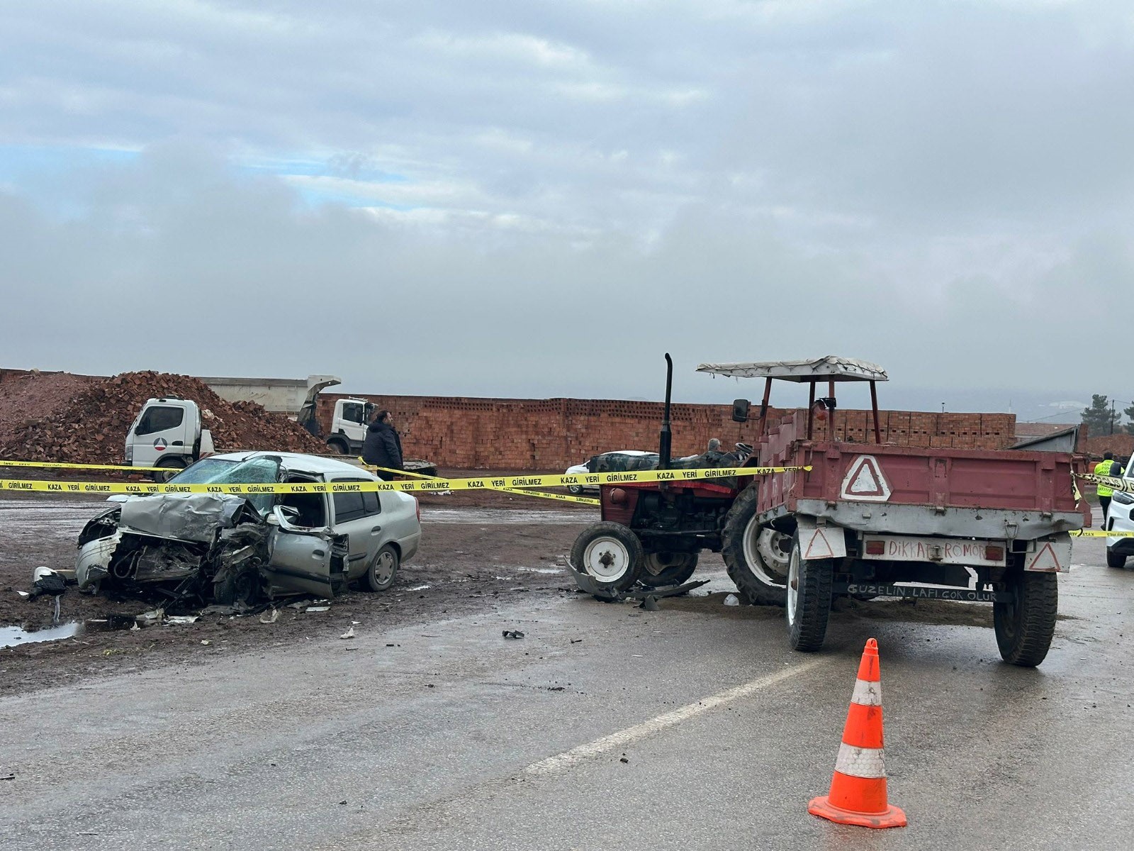 Yol Kenarinda Can Pazari Traktorle Carpisan Otomobil Paramparca Oldu (5)