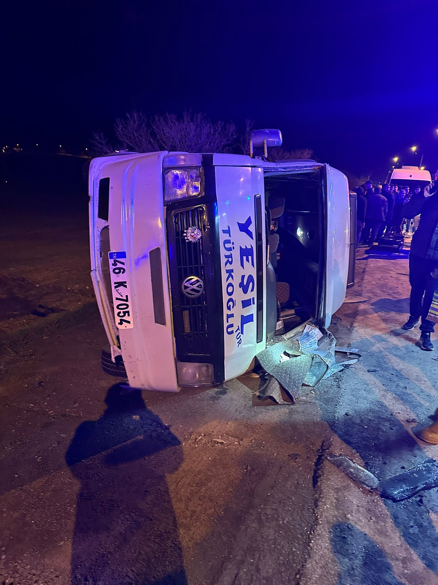 Yol Kenarında Dehşet Minibüs Devrildi, 10 Yaralı (2)