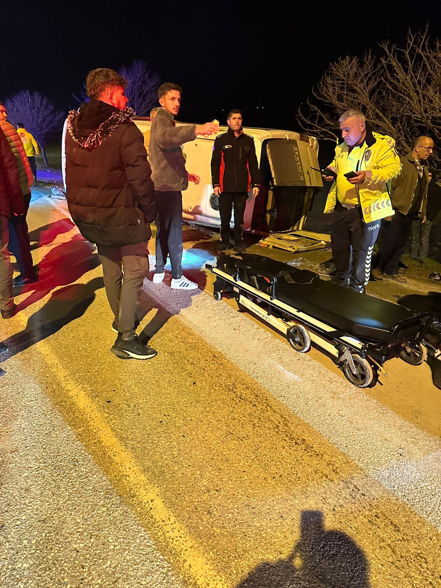 Yol Kenarında Dehşet Minibüs Devrildi, 10 Yaralı (3)