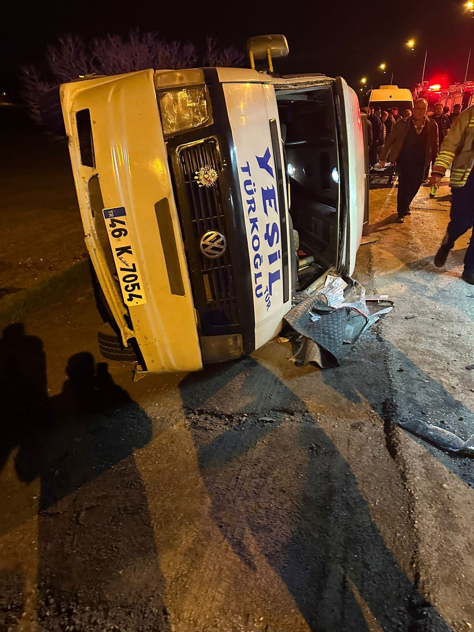 Yol Kenarında Dehşet Minibüs Devrildi, 10 Yaralı (6)