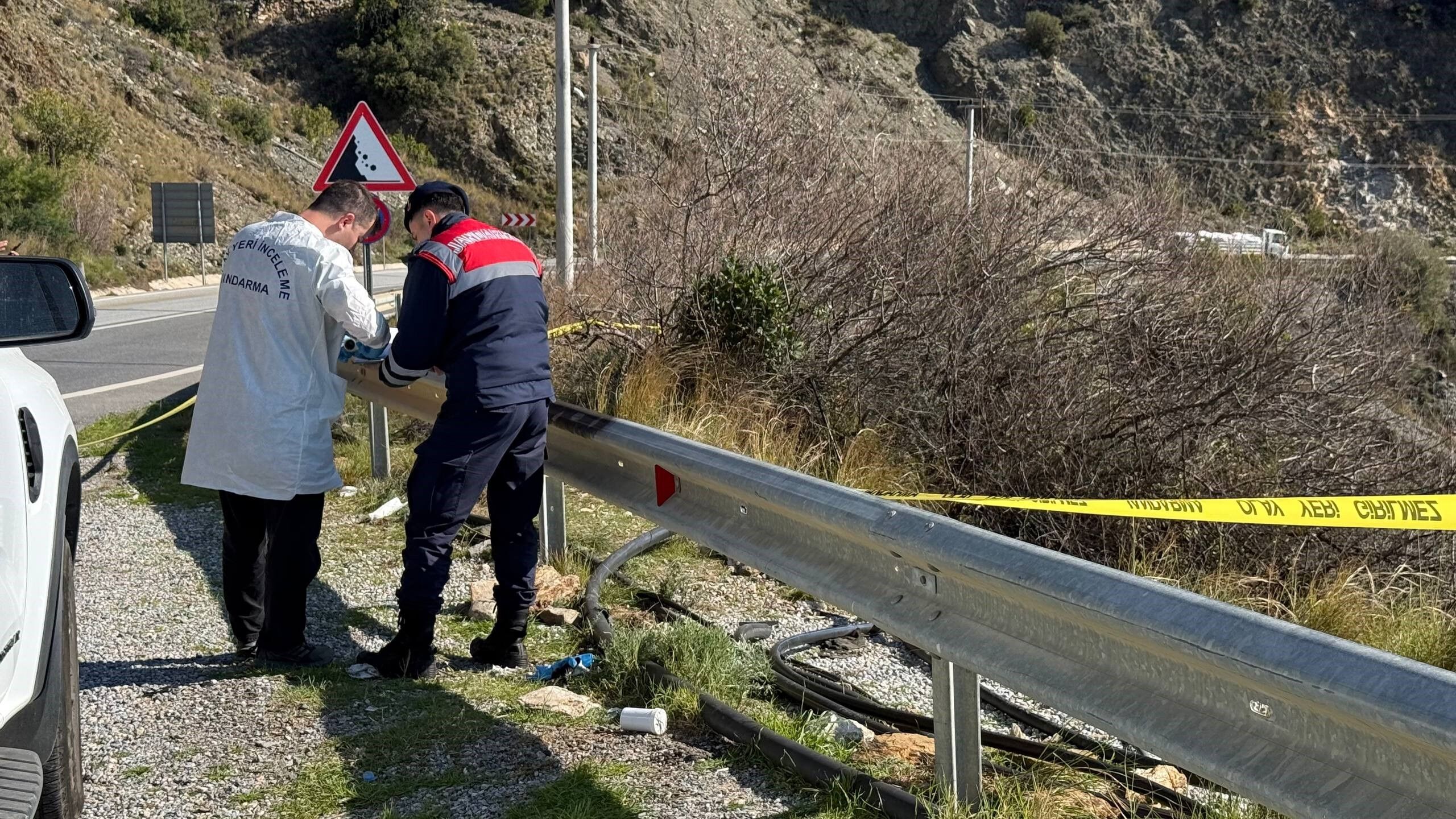 Yol Kenarında Korkunç Manzara! Kimliği Belirsiz Kadın Cesedi Bulundu (3)