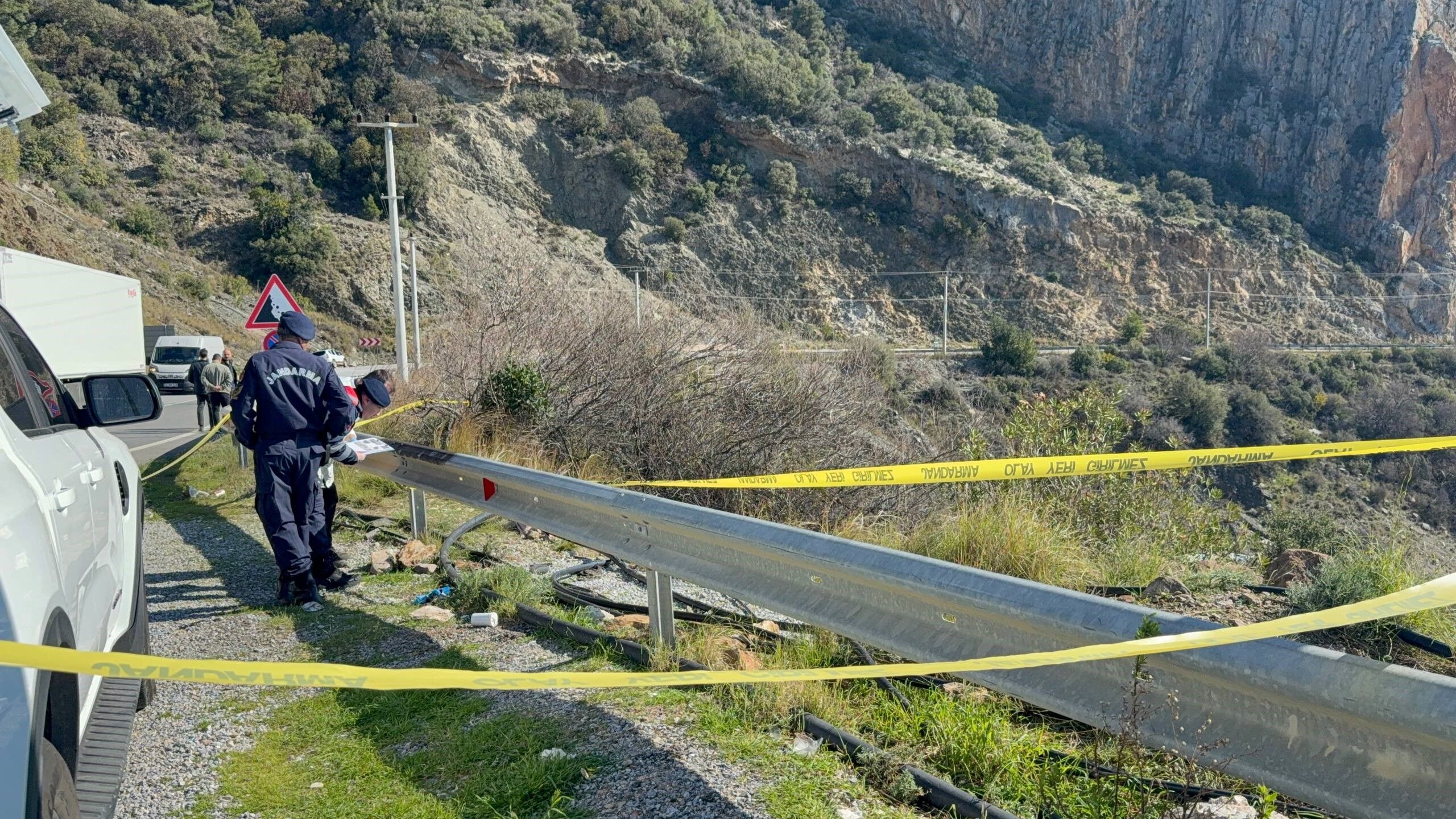 Yol Kenarında Korkunç Manzara! Kimliği Belirsiz Kadın Cesedi Bulundu (4)