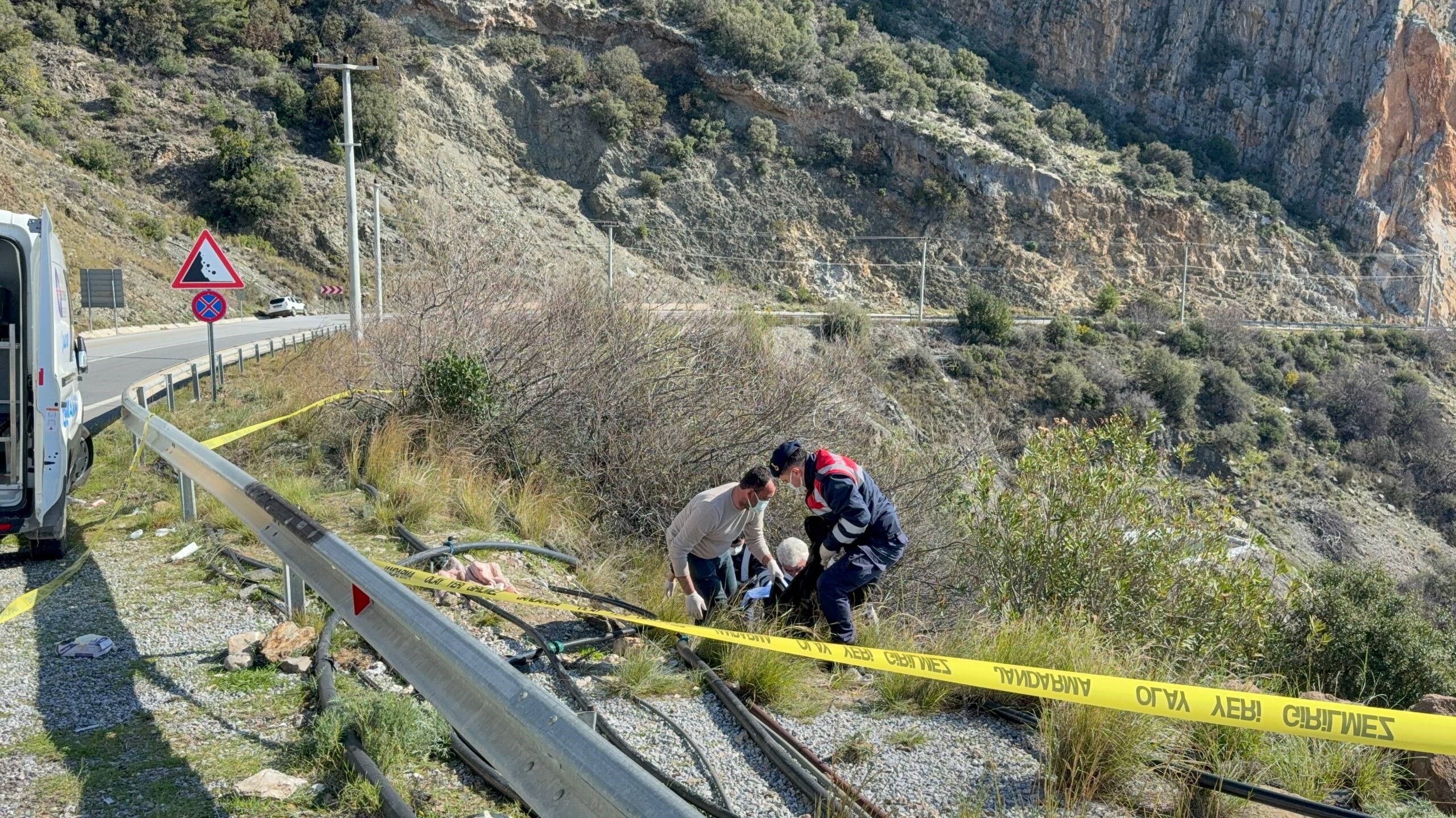 Yol Kenarında Korkunç Manzara! Kimliği Belirsiz Kadın Cesedi Bulundu (6)