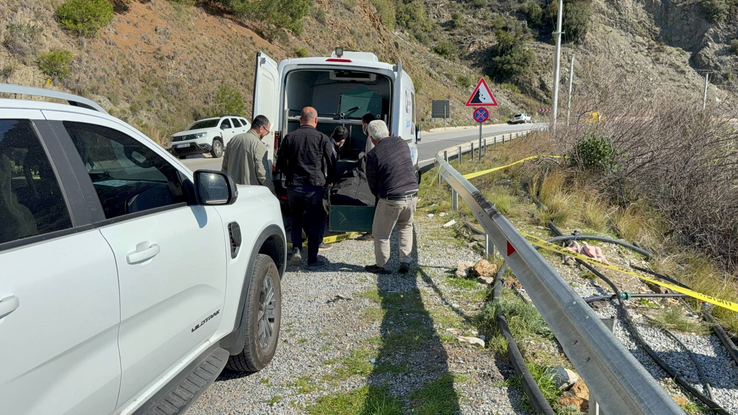Yol Kenarında Korkunç Manzara! Kimliği Belirsiz Kadın Cesedi Bulundu (7)