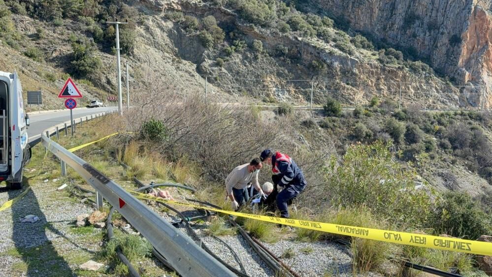 Yol Kenarinda Olu Bulunan Kadinin Sorusturmasinda Sok Gelisme Koca Ve Oglu Tutuklandi (4)