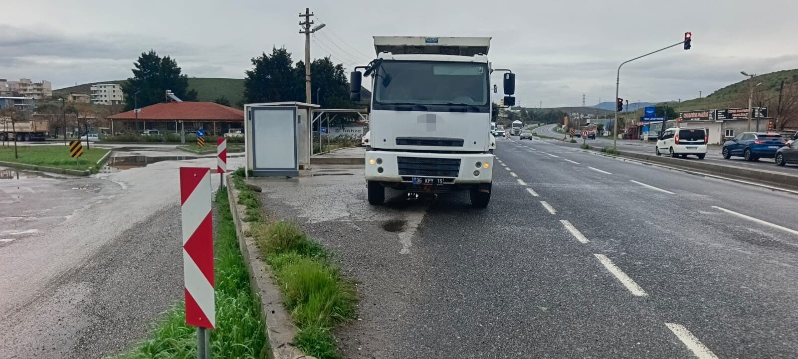 Yollar Yine Kan Golu Belediye Kamyonuna Carpip Hayatini Kaybetti (2)