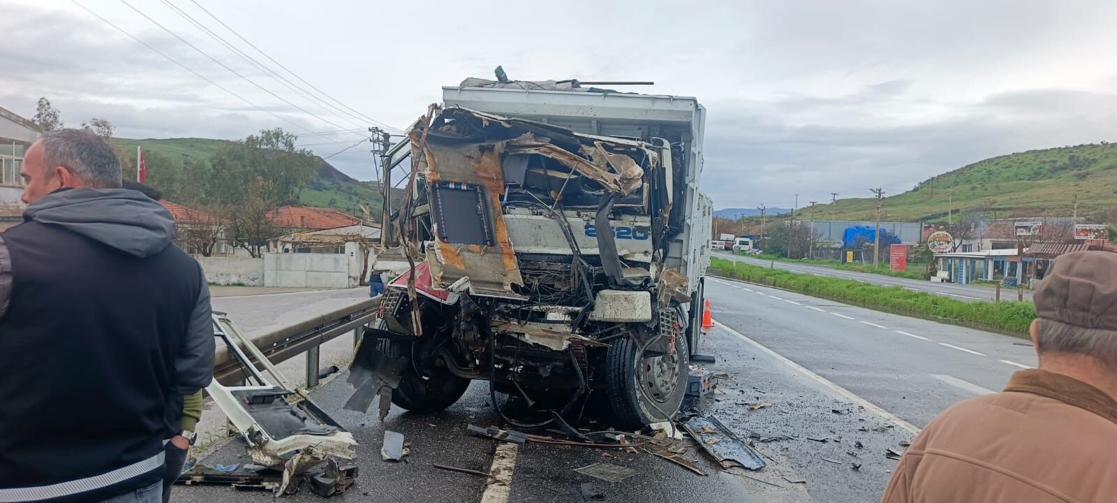 Yollar Yine Kan Golu Belediye Kamyonuna Carpip Hayatini Kaybetti (4)