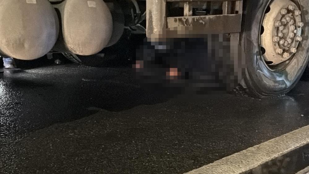 Yolun Karsisina Gecerken Can Pazari 60 Yasindaki Kadin Kamyonun Altindan Son Anda Kurt (2)