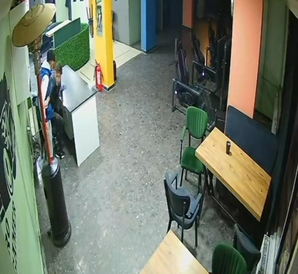 17 Yasindaki Genc Internet Kafede Arkadasini Defalarca Bicakladi Kanlar Icinde Kalan C (1)