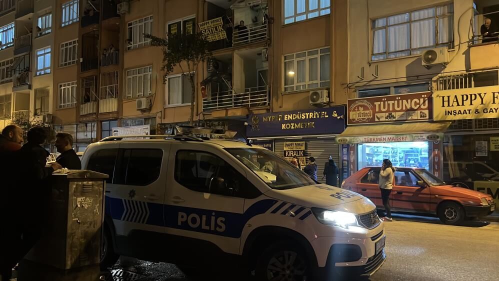 2 Cocuk Annesi Kadin Yatak Odasinda Esi Tarafindan Bicaklanarak Olduruldu (1)