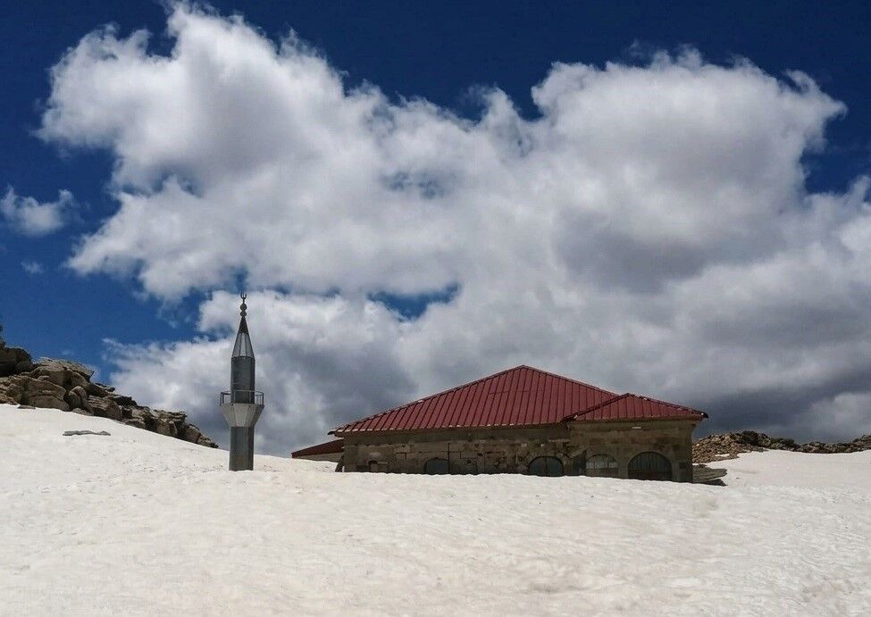 2 Metrelik Kar 741 Yillik Camiyi Gizledi (2)