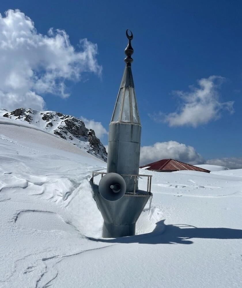 2 Metrelik Kar 741 Yillik Camiyi Gizledi (4)