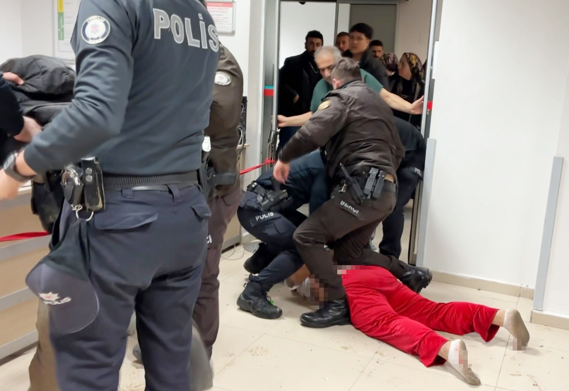 20 Yasindaki Genc Annesinin Sevgilisini Bicakladi Anne Polis Memurunu Tokatladi (2)