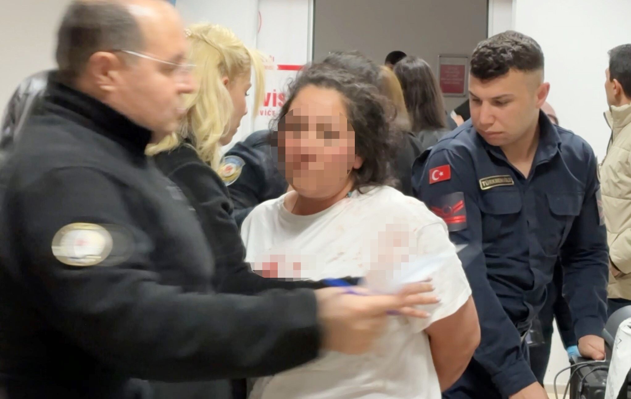 20 Yasindaki Genc Annesinin Sevgilisini Bicakladi Anne Polis Memurunu Tokatladi (5)