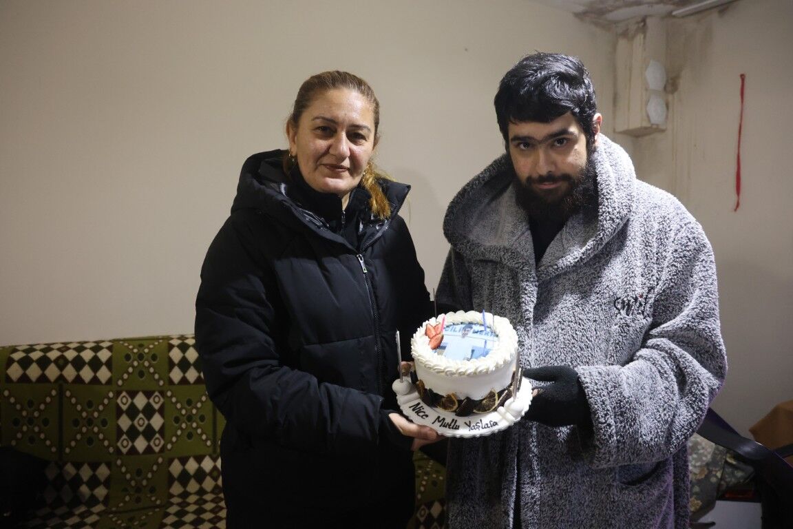 3 Yıl Sonra İlk Kez Dışarı Çıktı! Telefon Bağımlısı Barış’ın Hikâyesi Türkiye’yi Ağlattı (2) (Orta)