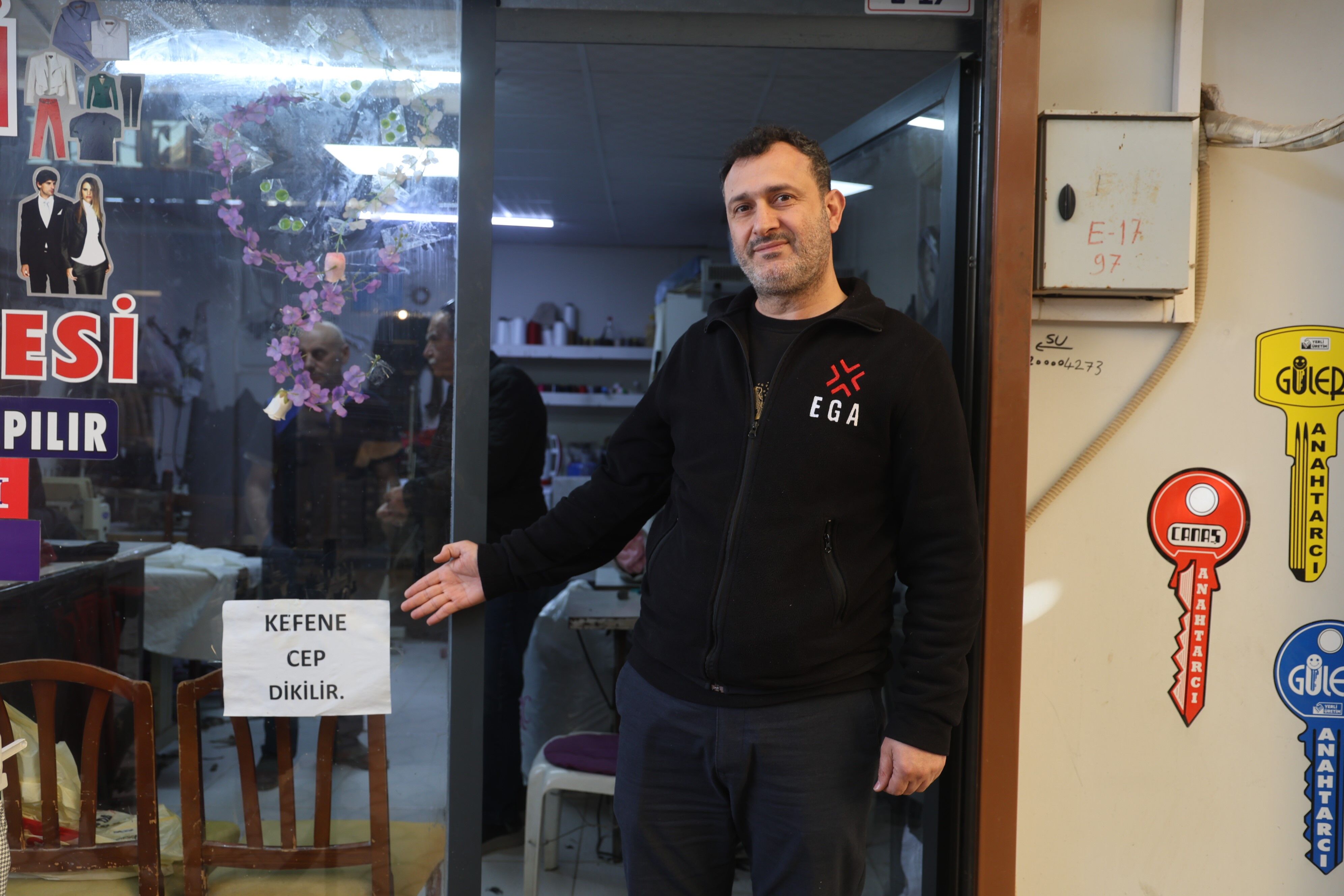 30 Yillik Terziden Ilginc Uyari Camindaki Yazi Gorenleri Sasirtiyor (3)