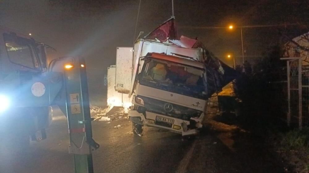 8 Ton Hamsi Tasiyan Kamyon Takla Atti Tonlarca Hamsi Yola Sacildi O Anlar Kamerada (1)-1