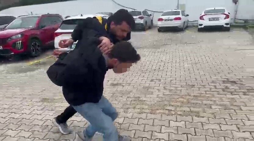 Akaryakit Istasyonunda Bir Kadinin Fark Ettigi Cep Telefonu Skandali Her Seyi Ortaya C (2)