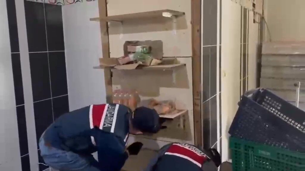 Akilalmaz Tuzak Tekel Bayisinde Rafin Arkasindan 558 Litre Sahte Icki Cikti (2)