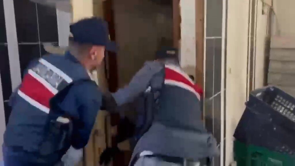 Akilalmaz Tuzak Tekel Bayisinde Rafin Arkasindan 558 Litre Sahte Icki Cikti (3)