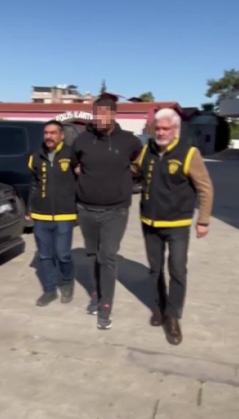 Altin Hirsizlari Kameralara Boyle Yakalandi 12 Milyon Tllik Ziynet Esyasini Caldilar E (1)-1