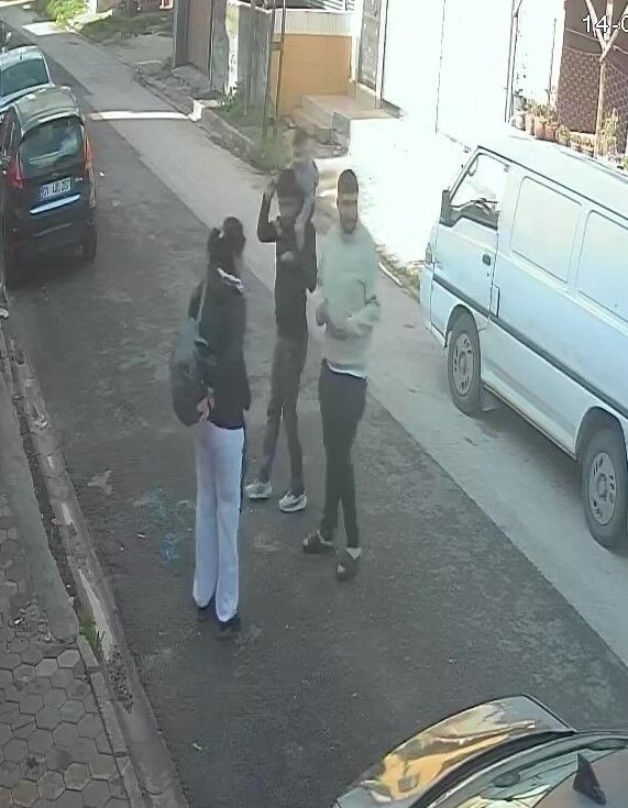 Altin Hirsizlari Kameralara Boyle Yakalandi 12 Milyon Tllik Ziynet Esyasini Caldilar E (4)