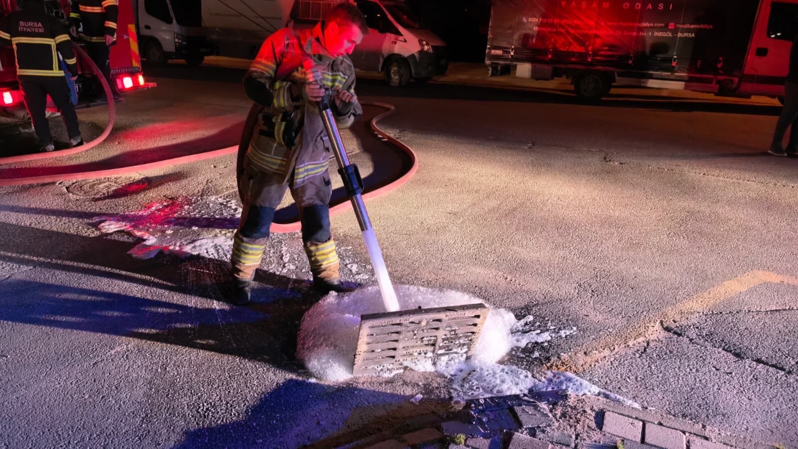Apartmanda Lavabodan Gaz Sizdi Tuvalette Cakmak Cakti Gaz Patladi Mahalleler Tahliye E (4)