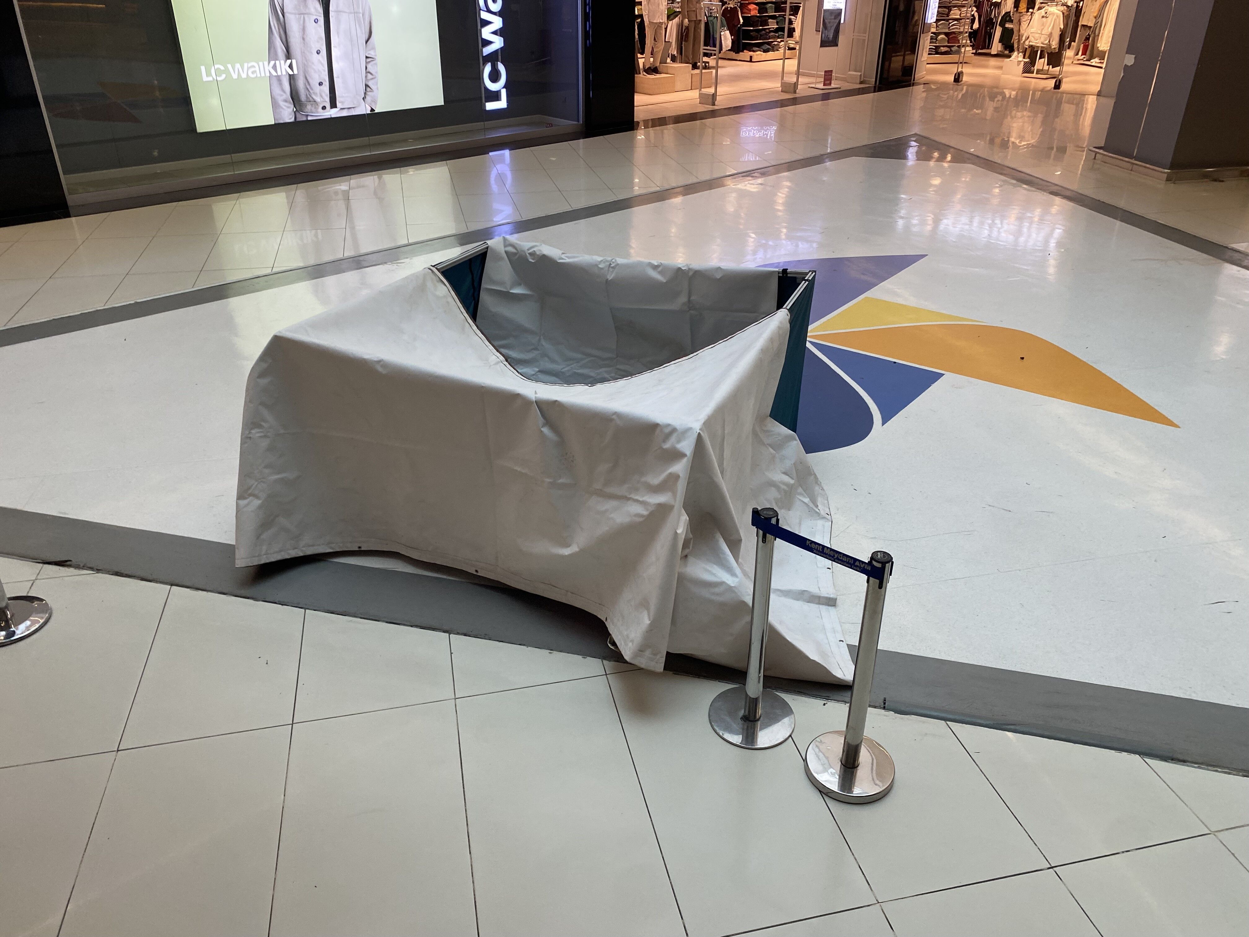 Avmdeki Yemek Katinda Dehset 22 Yasindaki Genc Hayatini Kaybetti (3)