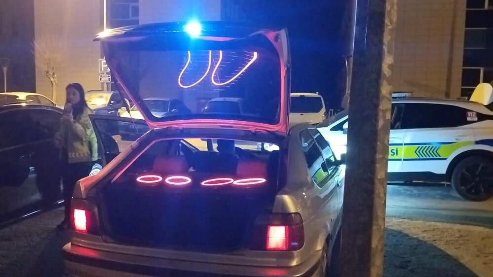 Babasi Kaputun Ustunde Oturup Polise Direndi Yuksek Sesle Seyreden Surucunun Araci Tra (1)-1