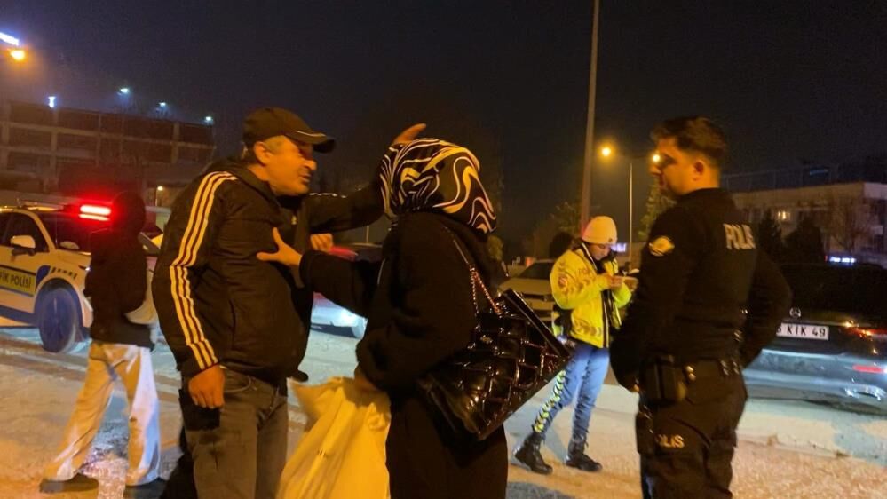 Babasi Kaputun Ustunde Oturup Polise Direndi Yuksek Sesle Seyreden Surucunun Araci Tra (4)