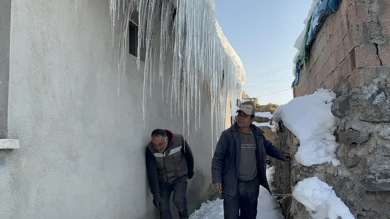 Bahari Bekleyenlere Sok Gece Eksi 15 Dereceyi Gorunce Her Yer Buz Kesti (3)