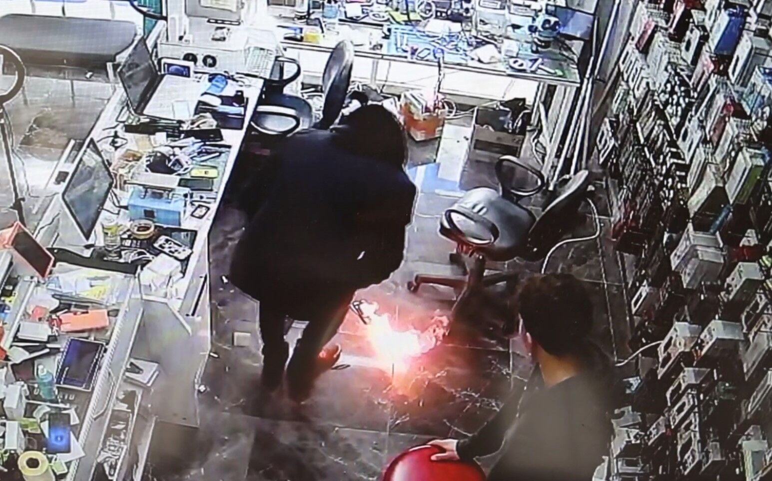 Bataryasi Sismis Telefon Tamir Tezgahinda Bomba Gibi Patladi Guvenlik Kamerasi Kayittaydi (2)