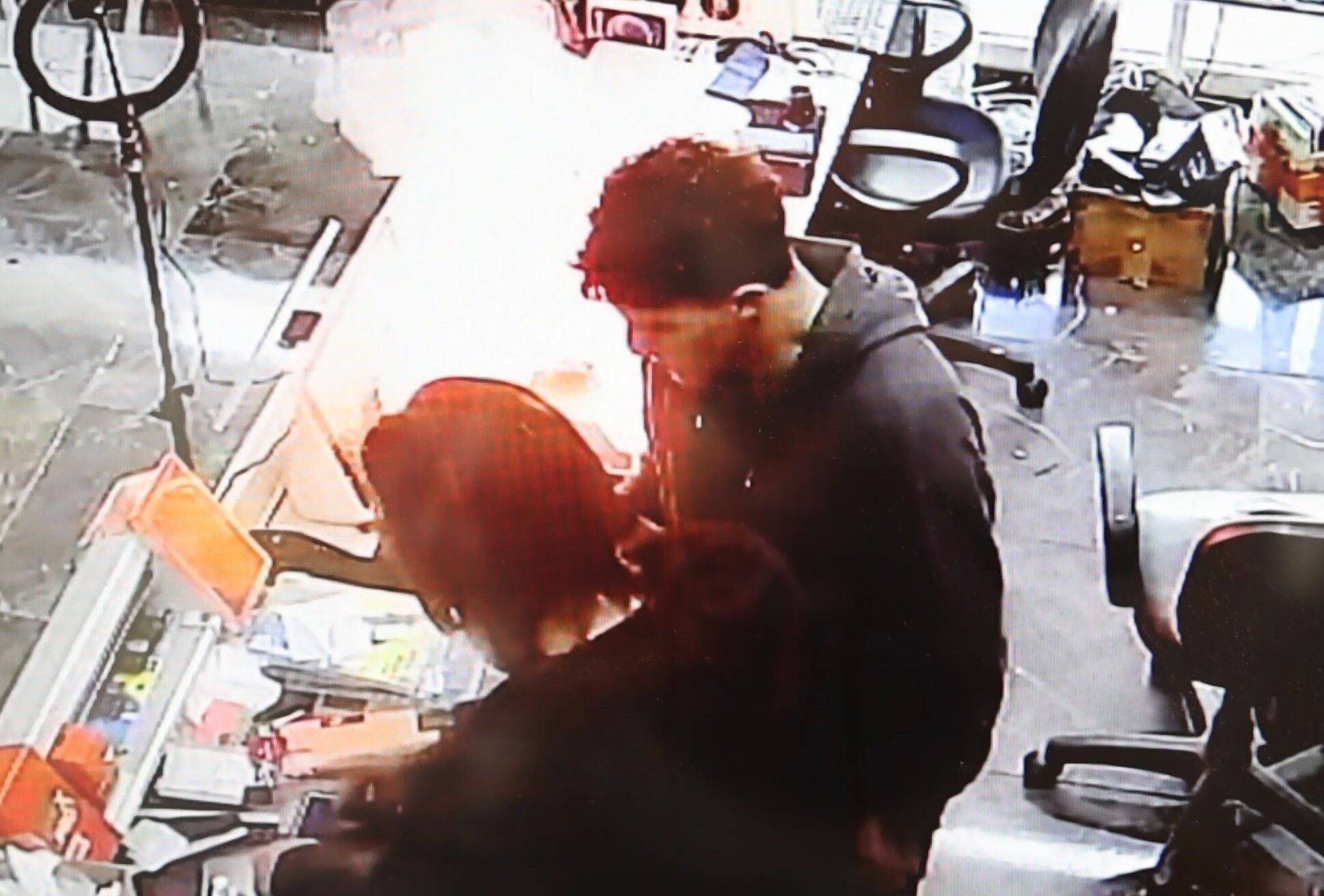 Bataryasi Sismis Telefon Tamir Tezgahinda Bomba Gibi Patladi Guvenlik Kamerasi Kayittaydi (3)