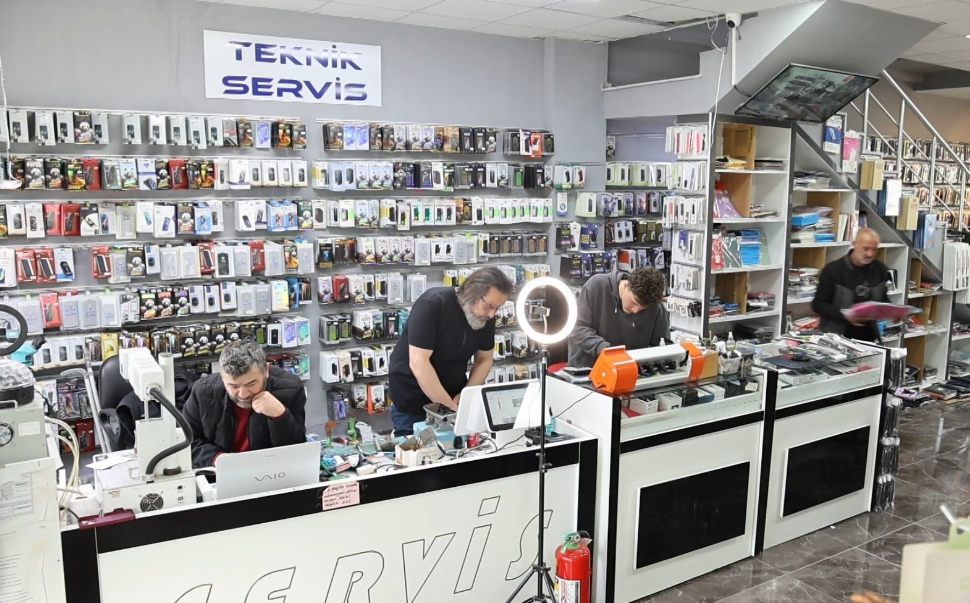 Bataryasi Sismis Telefon Tamir Tezgahinda Bomba Gibi Patladi Guvenlik Kamerasi Kayittaydi (5)