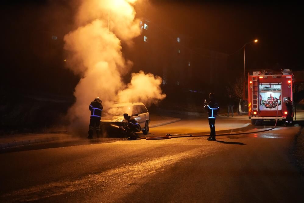 Bayram Oncesi Korku Dolu Anlar Bayram Icin Yegeninden Emanet Aldigi Arac Alev Alev Yan (3)