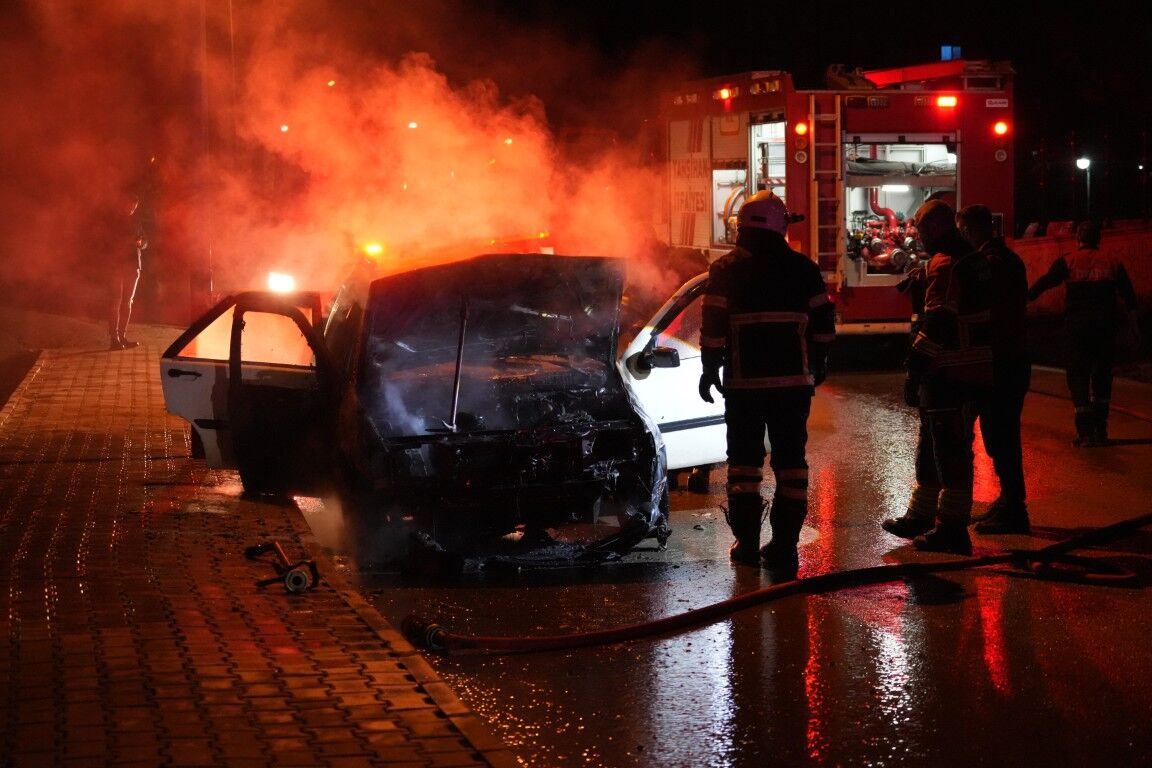 Bayram Oncesi Korku Dolu Anlar Bayram Icin Yegeninden Emanet Aldigi Arac Alev Alev Yan (4) (Orta)