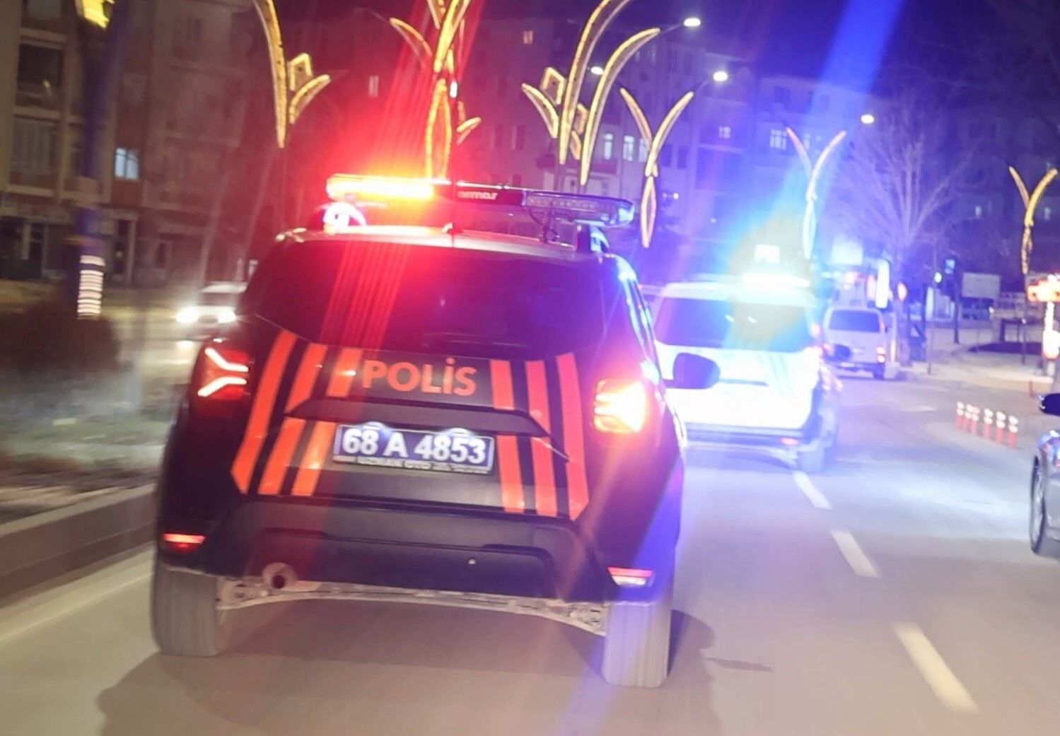 Ben Avukatim Dedi Polisleri Alkisladi Polis Kovalamacasi Kanala Ucmakla Bitti (3)