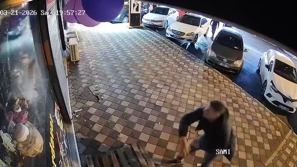 Beni Rezil Ediyorsun Dedi Esi Geri Donup Cami Kirdi O Anlar Kameraya Yansidi (3)