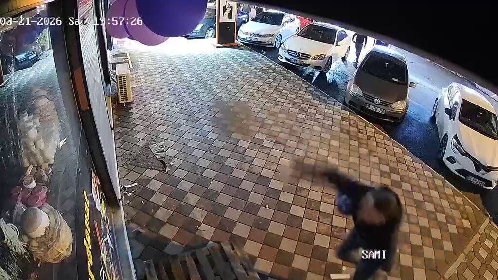 Beni Rezil Ediyorsun Dedi Esi Geri Donup Cami Kirdi O Anlar Kameraya Yansidi (4)