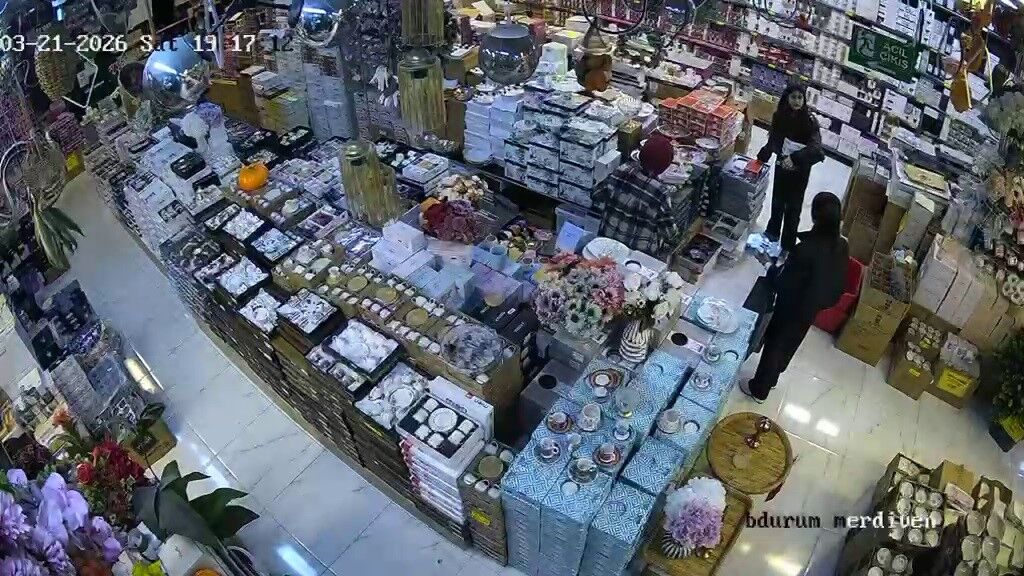 Beni Rezil Ediyorsun Dedi Esi Geri Donup Cami Kirdi O Anlar Kameraya Yansidi (5)