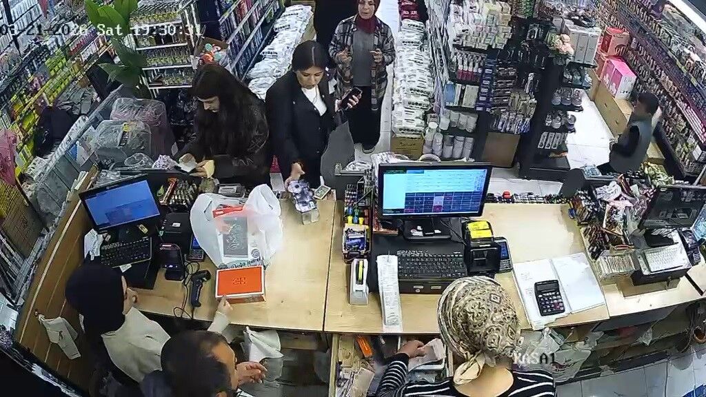 Beni Rezil Ediyorsun Dedi Esi Geri Donup Cami Kirdi O Anlar Kameraya Yansidi (6)